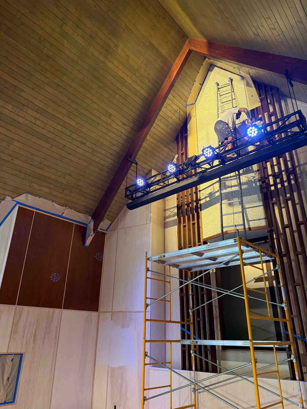 Church sanctuary, photo 6 of 8